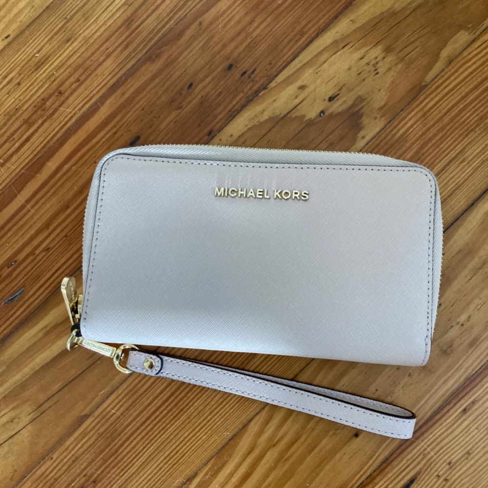 Micheal Kors Soft Pink Wallet